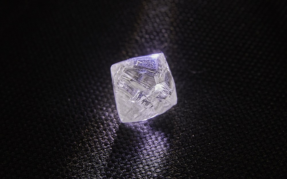 『珠宝』全球一周：Alrosa 发现一枚98.8ct宝石级钻石原石；Petra Diamonds 发现一颗100.83c