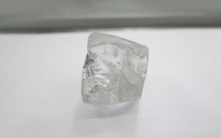 『珠宝』全球一周：Alrosa 发现一枚98.8ct宝石级钻石原石；Petra Diamonds 发现一颗100.83c