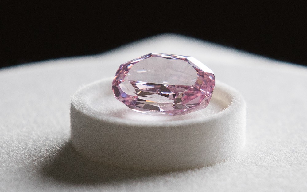 『珠宝』全球一周：Alrosa 展出俄罗斯出产最大粉钻，14.83ct；莱索托王国发现一颗70ct钻石原石