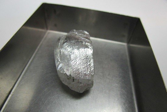 『珠宝』全球一周：Alrosa 展出俄罗斯出产最大粉钻，14.83ct；莱索托王国发现一颗70ct钻石原石