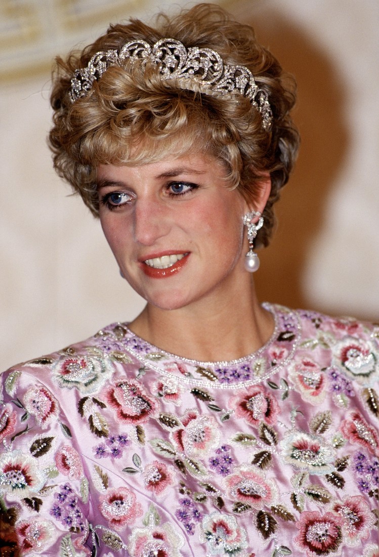 『珠宝』全球一周：美国发现一颗64.14ct蒙大拿蓝宝石；凯特王妃佩戴曾属于戴安娜王妃的珍珠耳坠出席 BAFTA 红毯