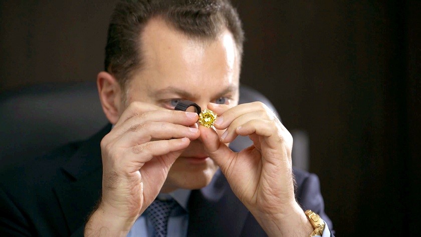 『珠宝』全球一周：Mouawad 宣布切割完成一颗破纪录 54.21ct 圆形鲜彩黄钻「Mouawad Dragon」；