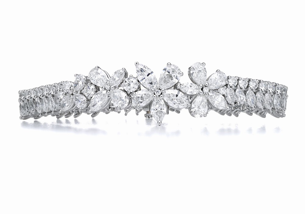『珠宝』Lady Gaga 佩戴一条 Tiffany 钻石项链出席金球奖