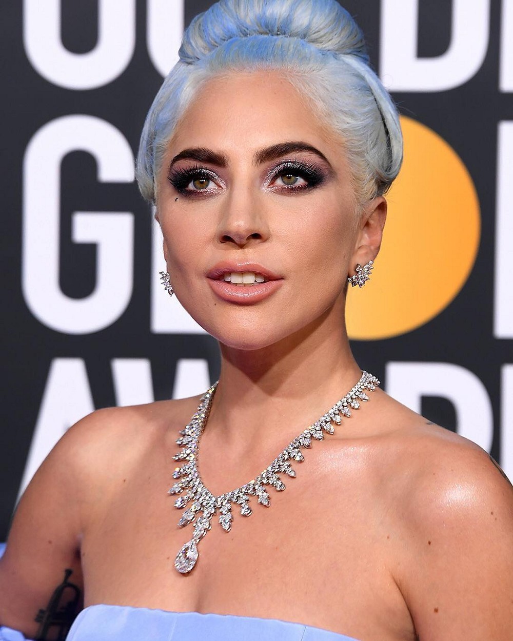 『珠宝』Lady Gaga 佩戴一条 Tiffany 钻石项链出席金球奖