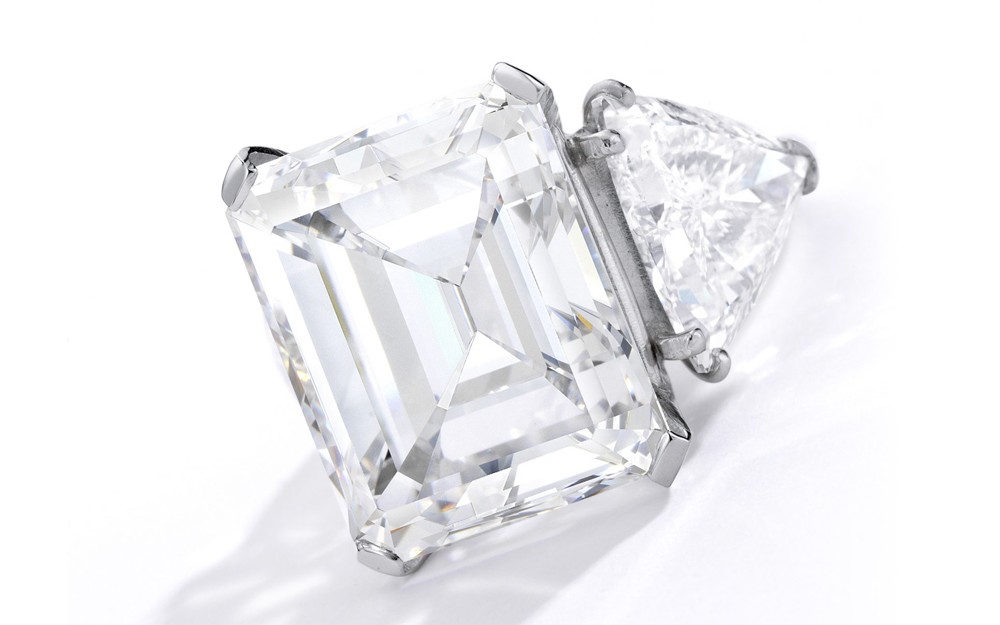 『拍卖』Barbara Sinatra 订婚钻戒169.5万美元成交：20.60ct祖母绿切割钻石