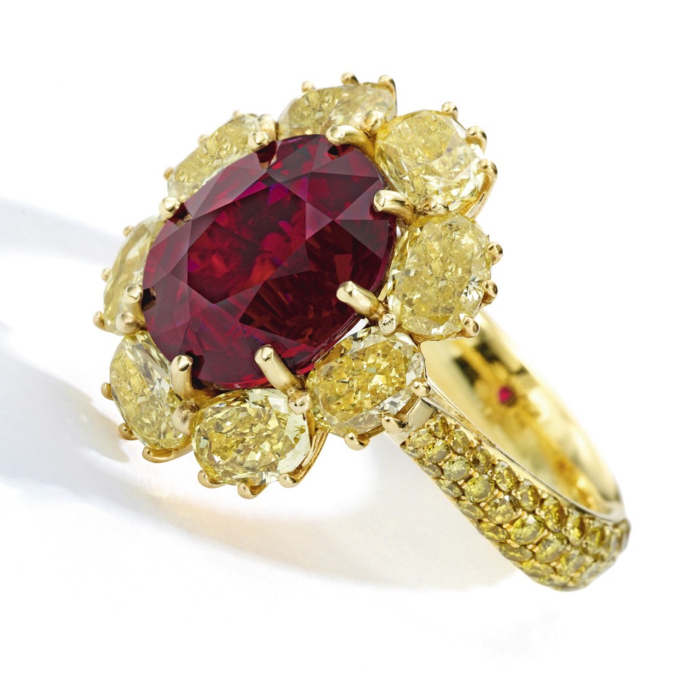 『拍卖』Barbara Sinatra 订婚钻戒169.5万美元成交：20.60ct祖母绿切割钻石