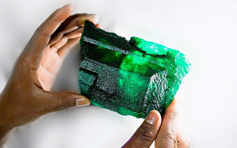 『珠宝』全球一周：赞比亚新发现一颗5655ct祖母绿原石「Inkalamu」