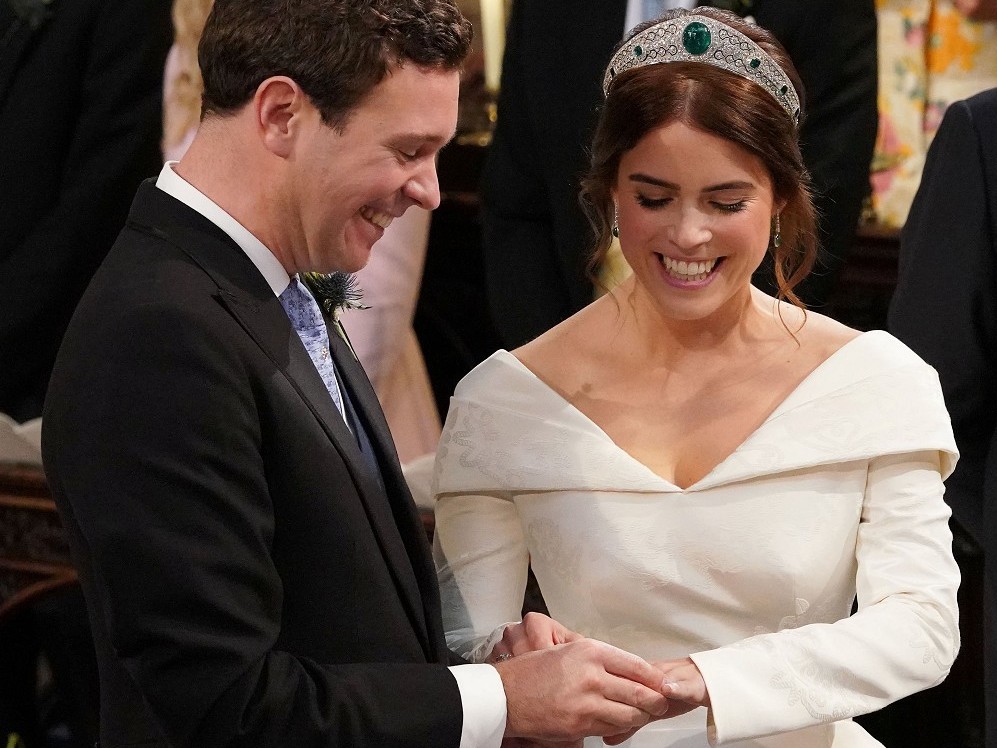 『珠宝』英国尤金妮公主佩戴一顶古董 Boucheron 祖母绿王冠亮相婚礼