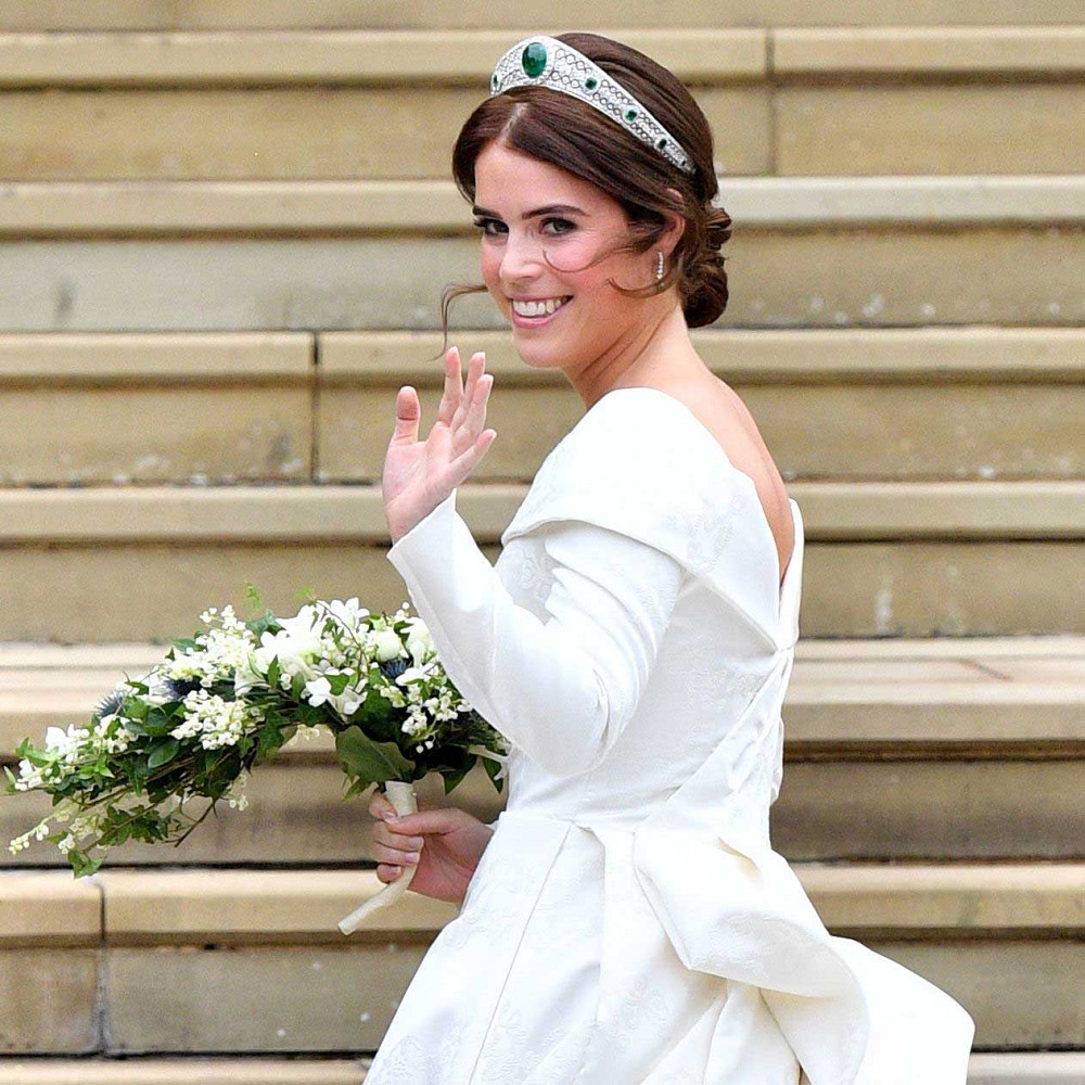 『珠宝』英国尤金妮公主佩戴一顶古董 Boucheron 祖母绿王冠亮相婚礼