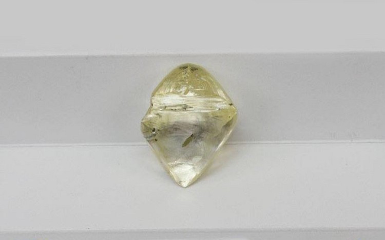 『珠宝』全球一周：印度珠宝商推出镶嵌6690颗钻石戒指打破世界纪录；莱索托王国新发现一颗89.75ct黄钻原石