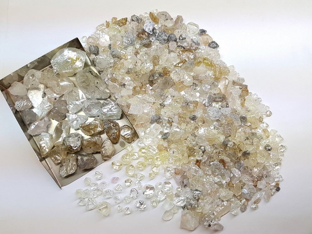 『珠宝』全球一周：Lucapa 200万美元售出1782克拉安哥拉钻石原石，Fura Gems 启动哥伦比亚 Coscu