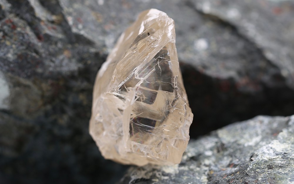 『珠宝』全球一周：博兹瓦纳新发现一颗472ct棕色钻石原石；西班牙「Carambolo Treasure」黄金宝藏新研究
