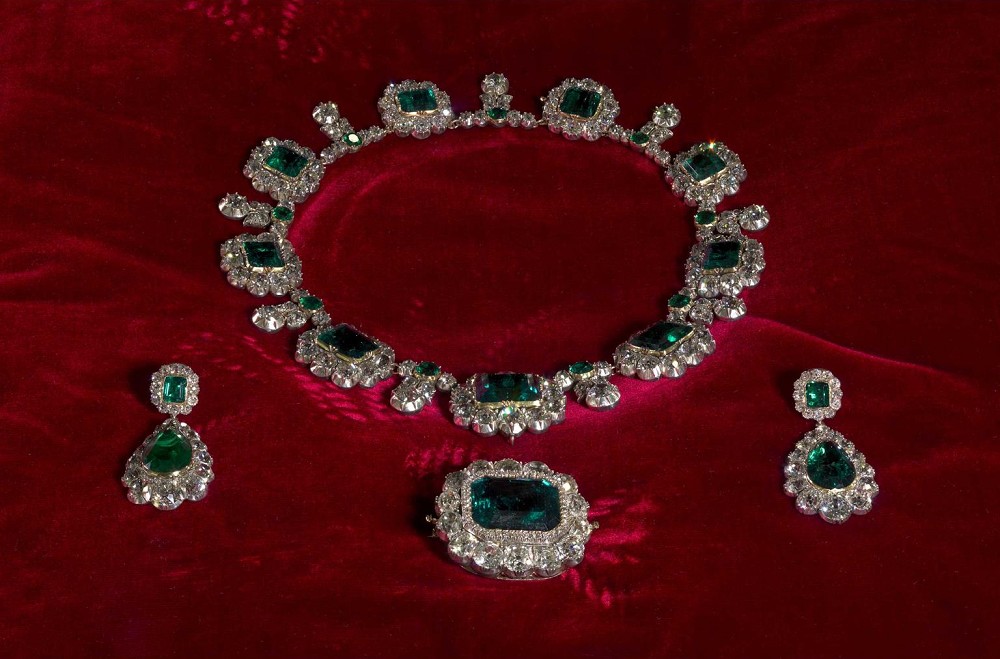 『珠宝』全球一周：维多利亚女王祖母绿珠宝套装在伦敦首次公开展出