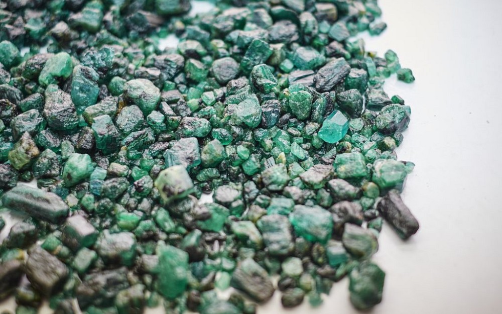 『珠宝』全球一周：莱索托王国新发现一颗152ct宝石级钻石原石；赞比亚 Kagem 矿区祖母绿拍卖成交额累计超过5亿美元