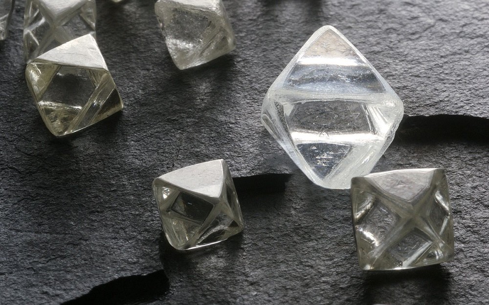 『珠宝』全球一周：博兹瓦纳新发现一颗327ct钻石原石；De Beers 和 Alrosa 公布第一季度钻石产量报告
