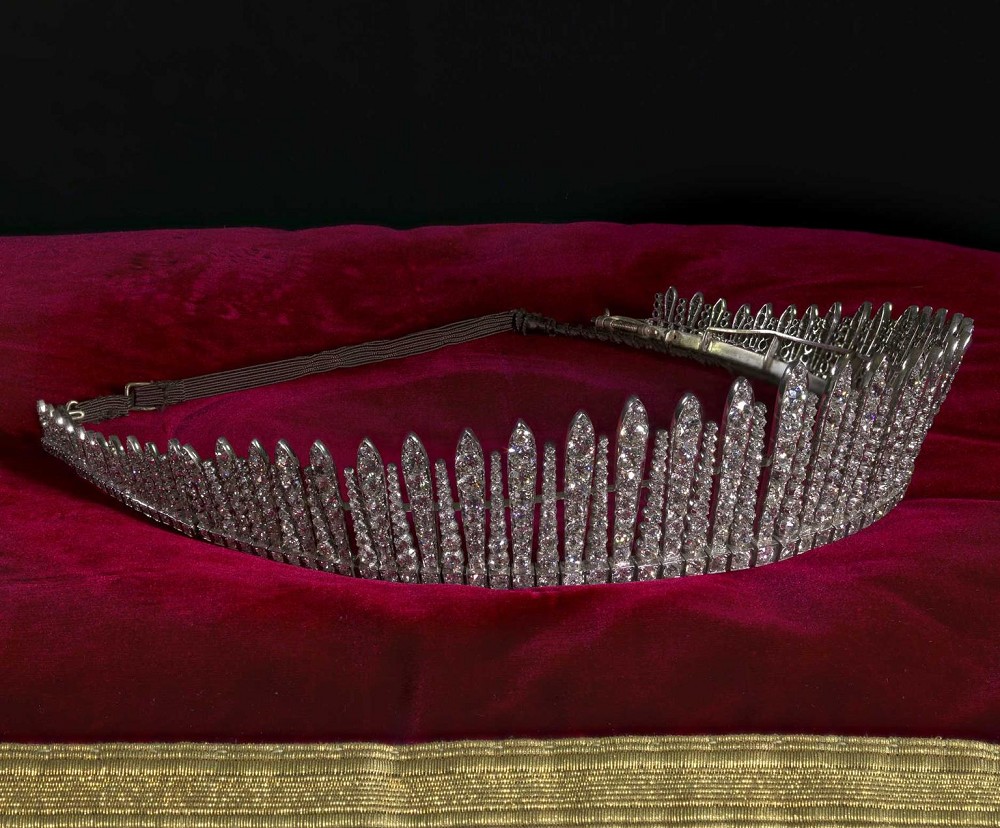 『珠宝』全球一周：维多利亚女王祖母绿珠宝套装在伦敦首次公开展出